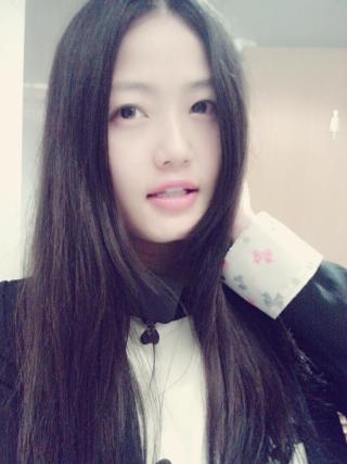 性格: 本人活泼开朗乐于交友,不喜欢呆在家里,喜欢出去玩。 但属于乖乖女类型,不喝酒不抽烟不泡酒吧夜店等场所。 工作: 来上海第五个月,之前经人介绍来到上海做西餐厅领班,现在一家金融公司做前台。目前对工作还没太大奢望,有一份稳定的朝九晚五的工作,今年准备继续读夜大。望支持! 家庭: 父母均为农民,家庭条件一般。他们希望我过得好就好。我希望在我成立另一家之前先照顾我我现在的家。我会努力赚钱为父母分担。 爱好: 喜欢唱歌,看电影,一起去游玩,逛街等等。