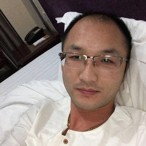 一个人在走